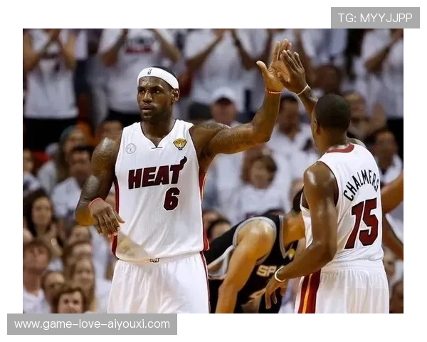 詹姆斯与队友赌注输掉后被罚烫咖啡，搞笑花絮走红