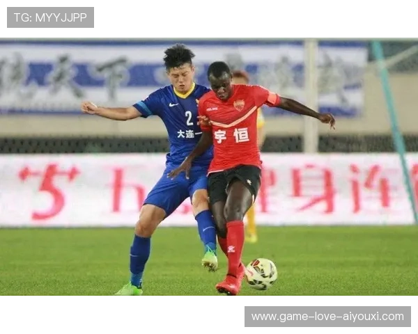 中后卫在训练中完成长传,提升球队反击速度 中后卫在训练中完成长传,提升球队反击速度