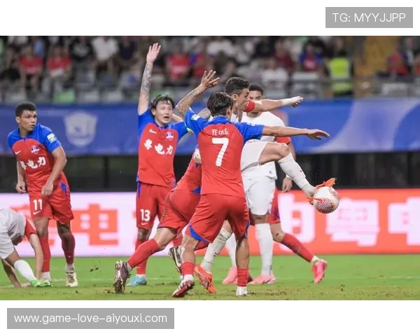 上海申花中场反抢成功，三脚传递直插禁区